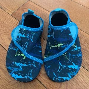L-run toddler water shoes in size 26-27 (9.5-10t), new without box
